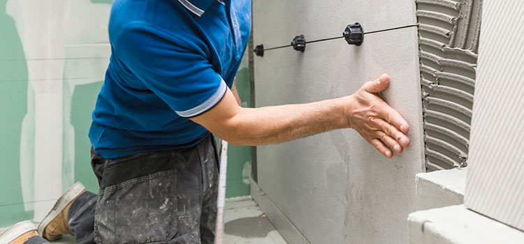 Pose de carrelage mural en angle